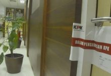 Ruang Kepala Dinas Perumahan, Kawasan Permukiman, dan Pertanahan (Disperkimtan) Kota Bekasi, Jawa Barat, disegel Komisi Pemberantasan Korupsi (KPK) usai operasi tangkap tangan terhadap Wali Kota Bekasi Rahmat Effendi