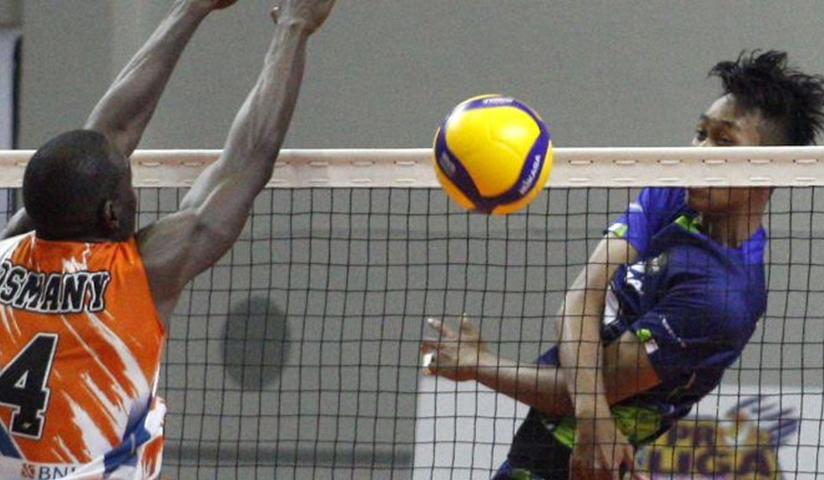 Pebola voli Jakarta Pertamina Pertamax Cep Indra( kanan) melakukan smash ke arah tim Jakarta BNI 46 saat bertanding pada Proliga 2022 di Padepokan Voli Jenderal Polisi Kunarto, Sentul, Kabupaten Bogor, Jawa Barat, Minggu (9/1/2022). Jakarta Pertamina Pertamax menang dengan skor 3-0 (25-23, 25-12, 25-20)