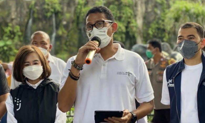 Menteri Pariwisata dan Ekonomi Kreatif RI (Kemenparekaf) Sandiaga Uno saat melakukan peninjauan tempat wisata di Taman Margasatwa Ragunan di Jakarta pada Sabtu (1/1/2022).