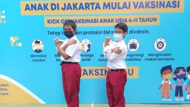 Peserta vaksinasi anak usia 6-11 tahun berpose di SDN 03 Cempaka Putih, Jakarta Timur, Selasa (14/12/2021).