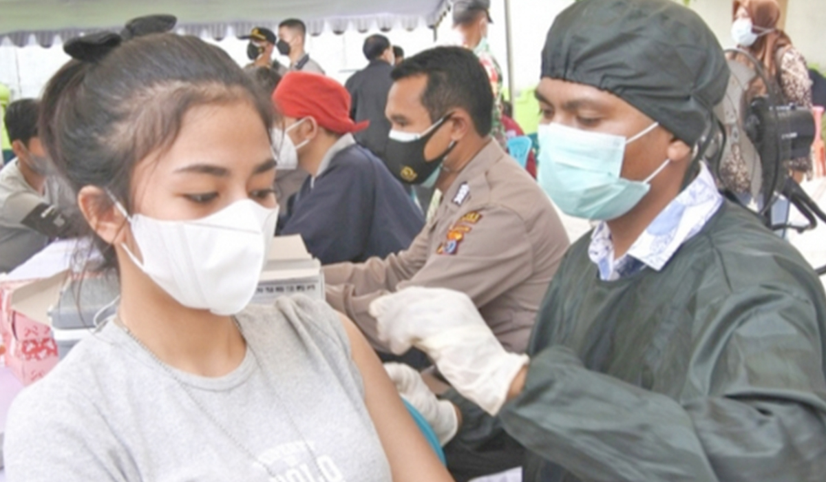 Vaksinasi untuk masyarakat umum.