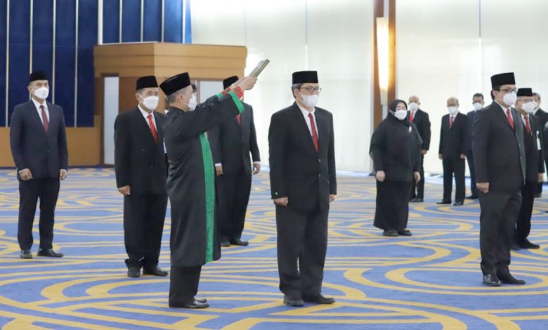 Menteri Kelautan dan Perikanan Sakti Wahyu Trenggono melantik sembilan pejabat baru lingkup Kementerian Kelautan dan Perikanan di Ballroom Gedung Mina Bahari III, Jakarta Pusat, Rabu (5/1/2022)