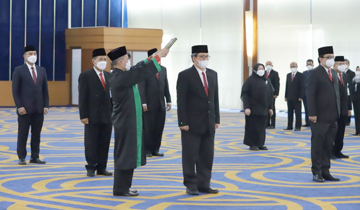 Menteri Kelautan dan Perikanan Sakti Wahyu Trenggono melantik sembilan pejabat baru lingkup Kementerian Kelautan dan Perikanan di Ballroom Gedung Mina Bahari III, Jakarta Pusat, Rabu (5/1/2022)