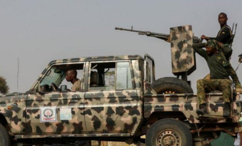 Pasukan keamanan berpatroli di Jangebe, Zamfara, Nigeria, Maret 2021.