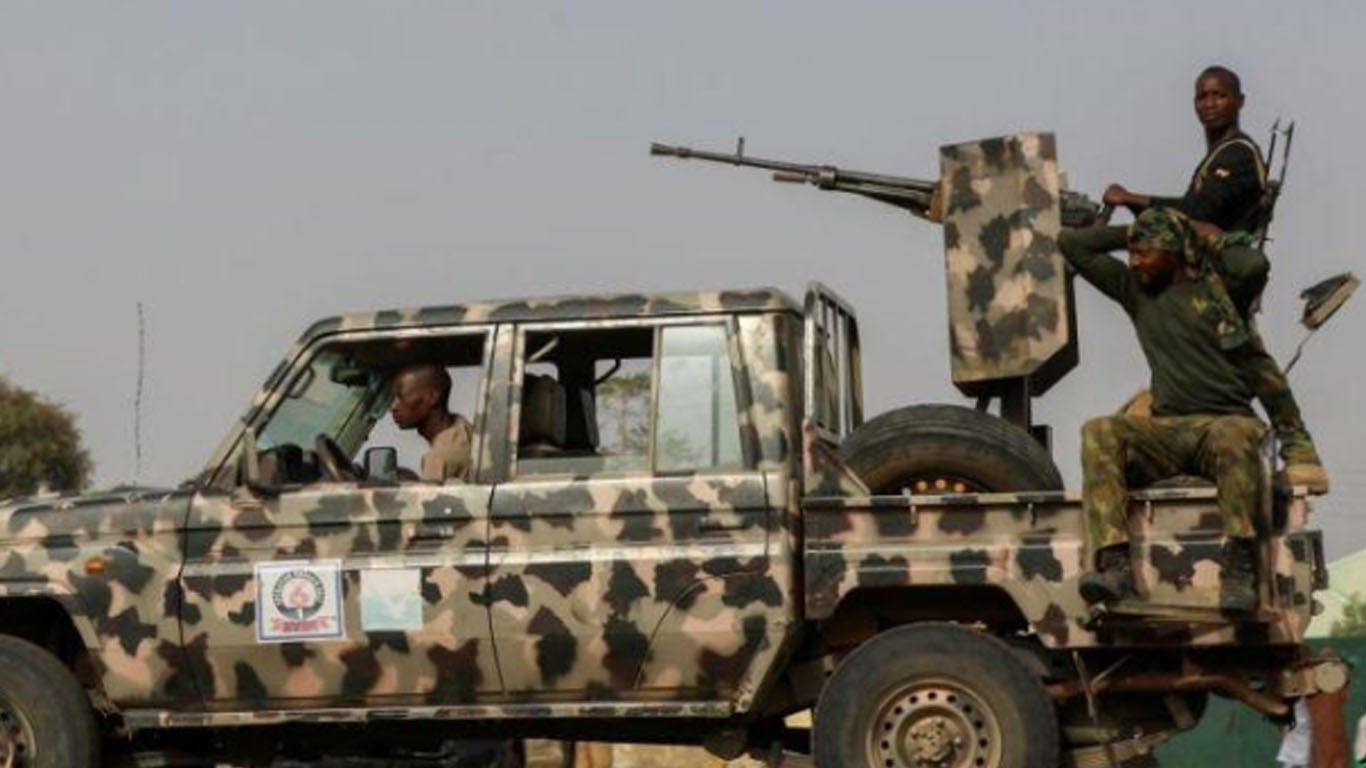 Pasukan keamanan berpatroli di Jangebe, Zamfara, Nigeria, Maret 2021.