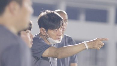 Pelatih Tim Nasional Indonesia Shin Tae-Yong (Kedua Dari Kanan) Memberikan Instruksi Dalam Latihan Tim Nasional Indonesia Di Stadion Madya Gelora Bung Karno