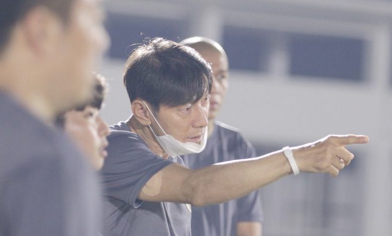 Pelatih tim nasional Indonesia Shin Tae-yong (kedua dari kanan) memberikan instruksi dalam latihan tim nasional Indonesia di Stadion Madya Gelora Bung Karno