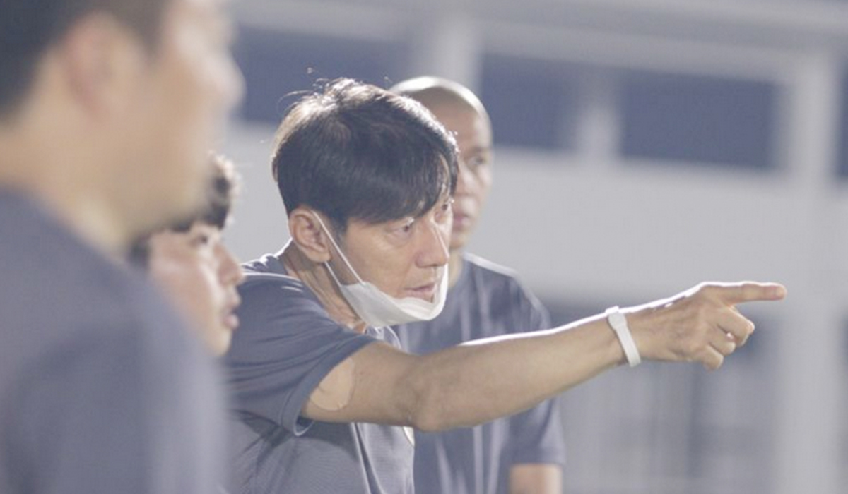 Pelatih tim nasional Indonesia Shin Tae-yong (kedua dari kanan) memberikan instruksi dalam latihan tim nasional Indonesia di Stadion Madya Gelora Bung Karno