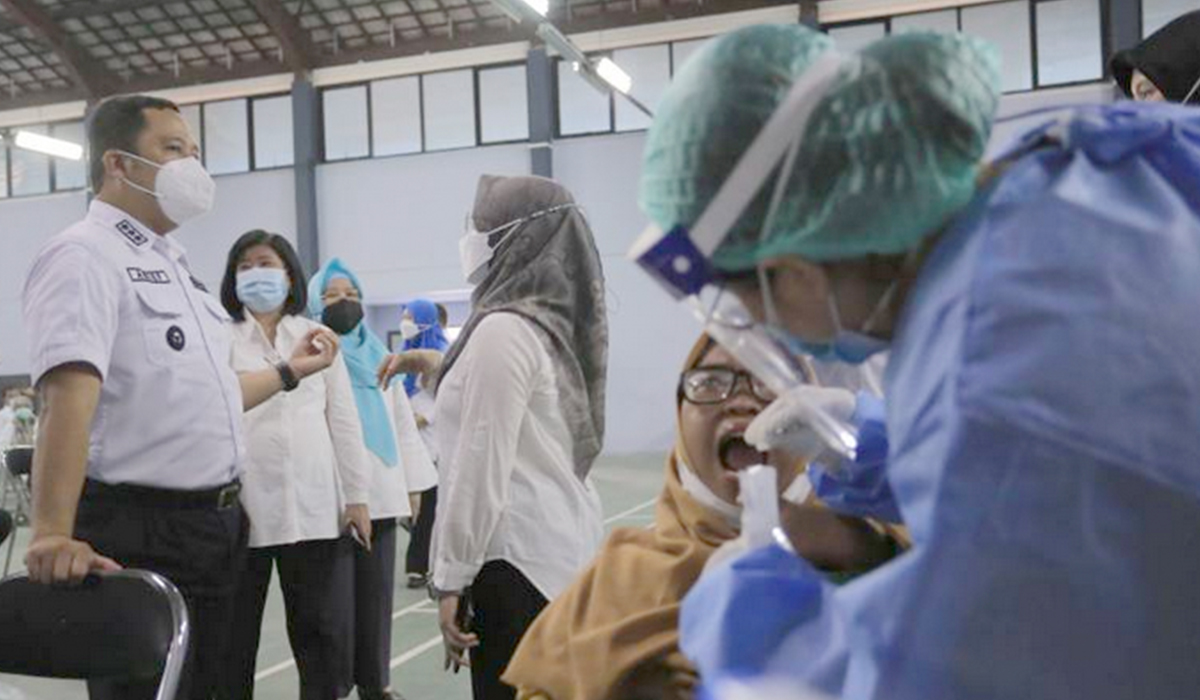 Wali Kota Tangerang Arief R. Wismansyah saat meninjau pelaksanaan surveilans aktif terhadap guru dan tenaga kependidikan di Gelanggang Olahraga (GOR) Balai Rakyat, Kelurahan Karawaci Baru, Karawaci, Rabu (5/1/2022).