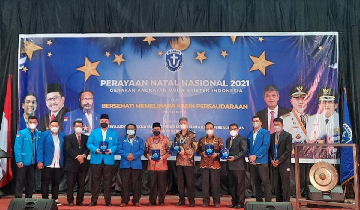 Wakil Menteri Agama RI, Zainut Tauhid Sa'adi (tengah), berfoto bersama di sela acara perayaan Natal Nasional Pemuda Indonesia Tahun 2021 dengan tema 'Bersehati Memelihara Kasih Persaudaraan' yang diselenggarakan oleh Gerakan Angkatan Muda Kristen Indonesia (GAMKI)