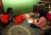 Mensos Tri Rismaharini mendatangi rumah bocah penderita hidrosefalus di Desa Pabuaran, Kecamatan Pabuaran, Kabupaten Sukabumi, Jawa Barat