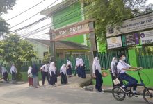 Peserta didik SMP Negeri 141 Jakarta Jalan Pondok Jaya VIII Nomor 15B, Pela Mampang, Jakarta Selatan baru selesai melakukan PTM terbatas.