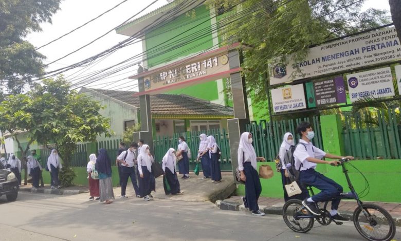 Peserta didik SMP Negeri 141 Jakarta Jalan Pondok Jaya VIII Nomor 15B, Pela Mampang, Jakarta Selatan baru selesai melakukan PTM terbatas.