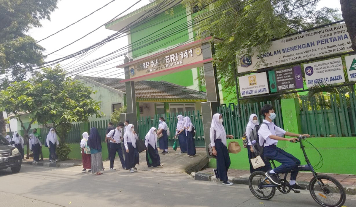 Peserta didik SMP Negeri 141 Jakarta Jalan Pondok Jaya VIII Nomor 15B, Pela Mampang, Jakarta Selatan baru selesai melakukan PTM terbatas.