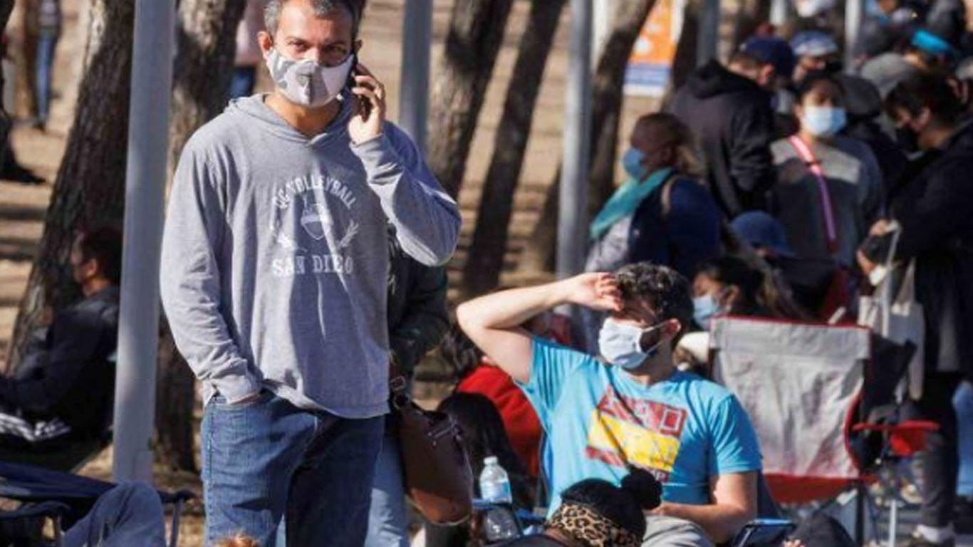 Warga antre saat mengikuti tes Covid-19 di Universitas Negeri San Marcos, California, Amerika Serikat, 5 Januari 2022