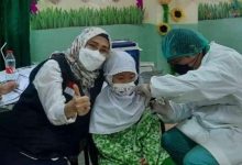 Tenaga kesehatan melakukan vaksin kepada anak di Bekasi