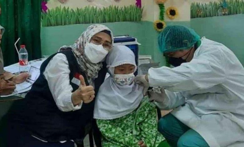 Tenaga kesehatan melakukan vaksin kepada anak di Bekasi