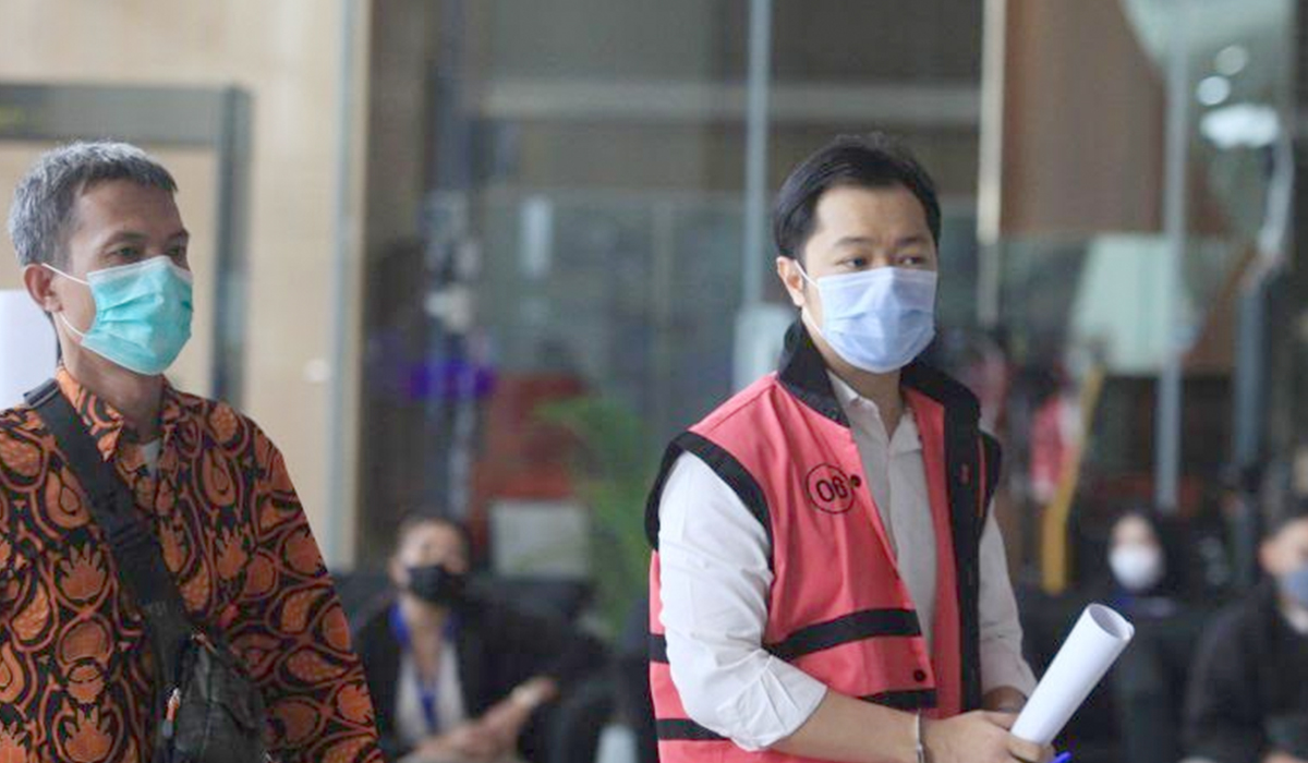 Tersangka kasus korupsi Asabri Jimmy Sutopo (kanan) berjalan menuju ruangan untuk menjalani pemeriksaan penyidik Kejaksaan Agung di Gedung Merah Putih KPK