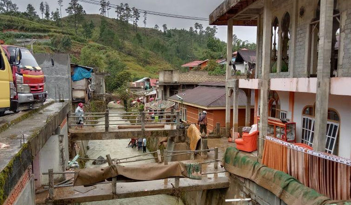 Warga terdampak banjir di Nagari Air Dingin, Kecamatan Lembah Gumanti, Kabupaten Solok l, Sumbar saat membersihkan material bekas banjir