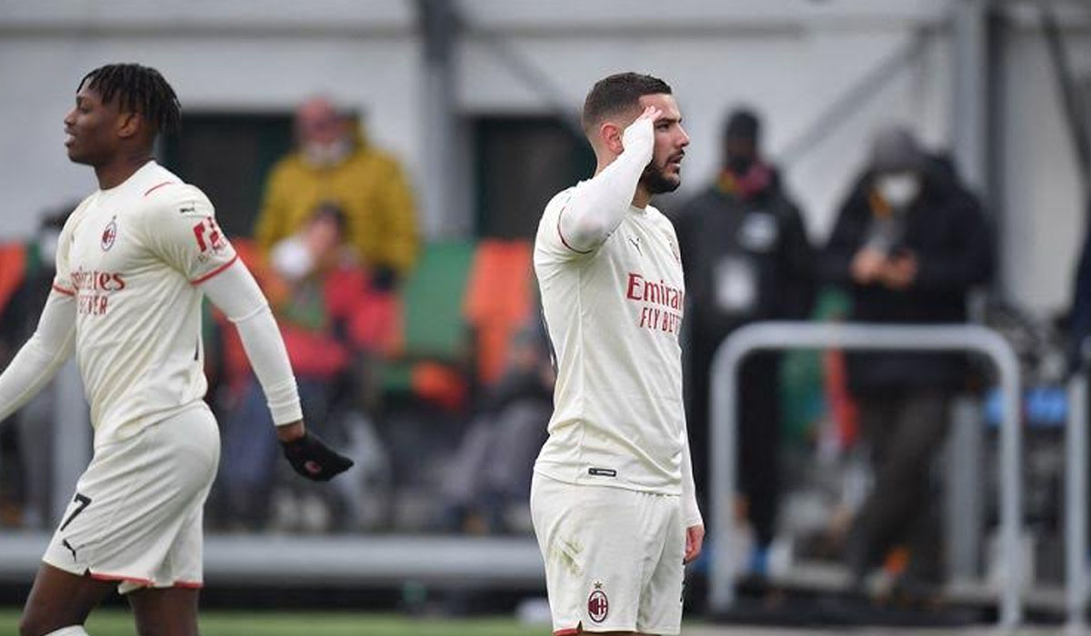 Bek sayap AC Milan Theo Hernandez merayakan golnya ke gawang Venezia dalam laga lanjutan Liga Italia di Stadion Pierluigi Penzo, Venezia, Italia