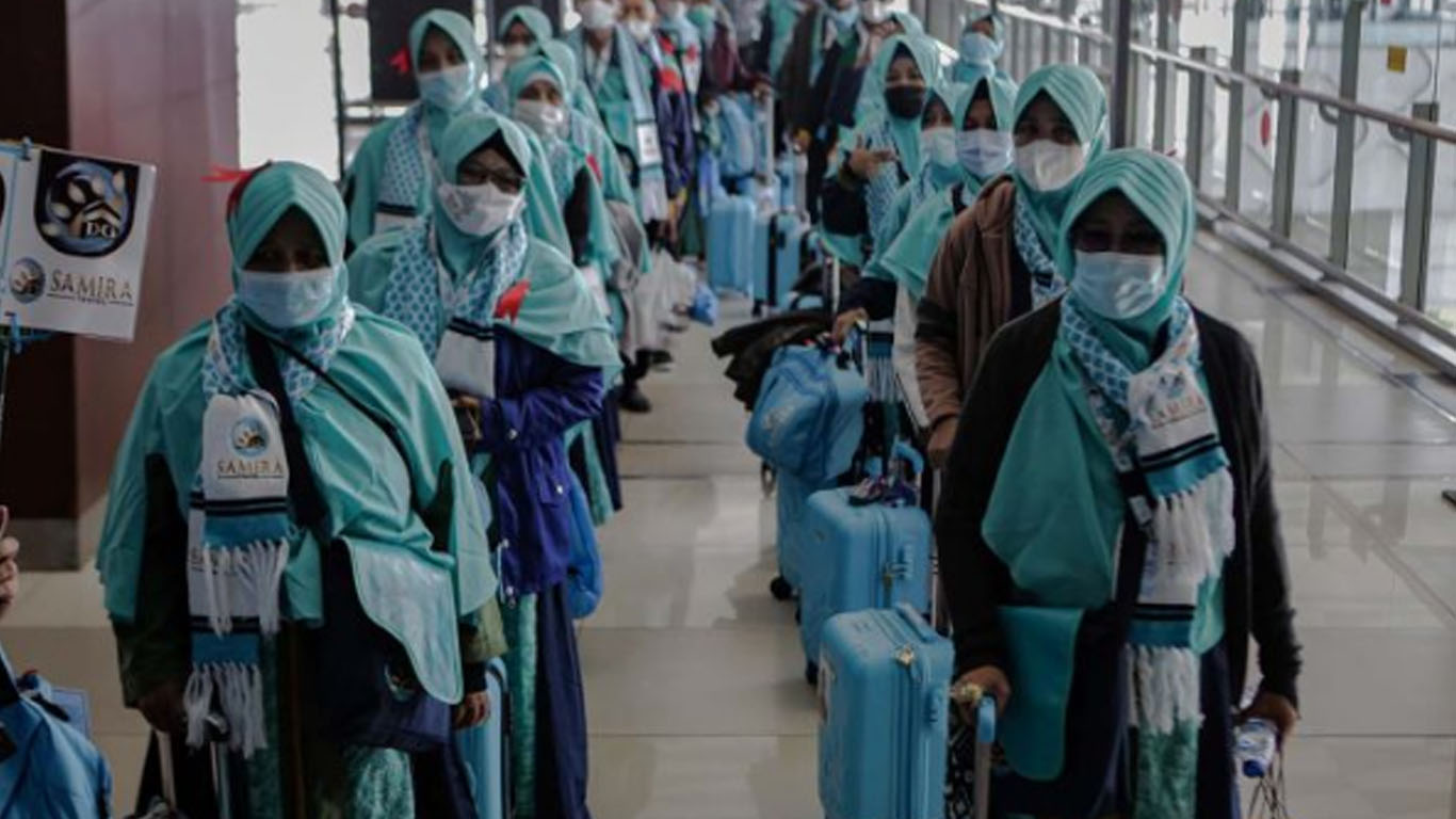 Sejumlah calon jamaah umrah mengantre saat memasuki Terminal 3 Bandara Internasional Soekarno-Hatta, Tangerang, Banten, Sabtu