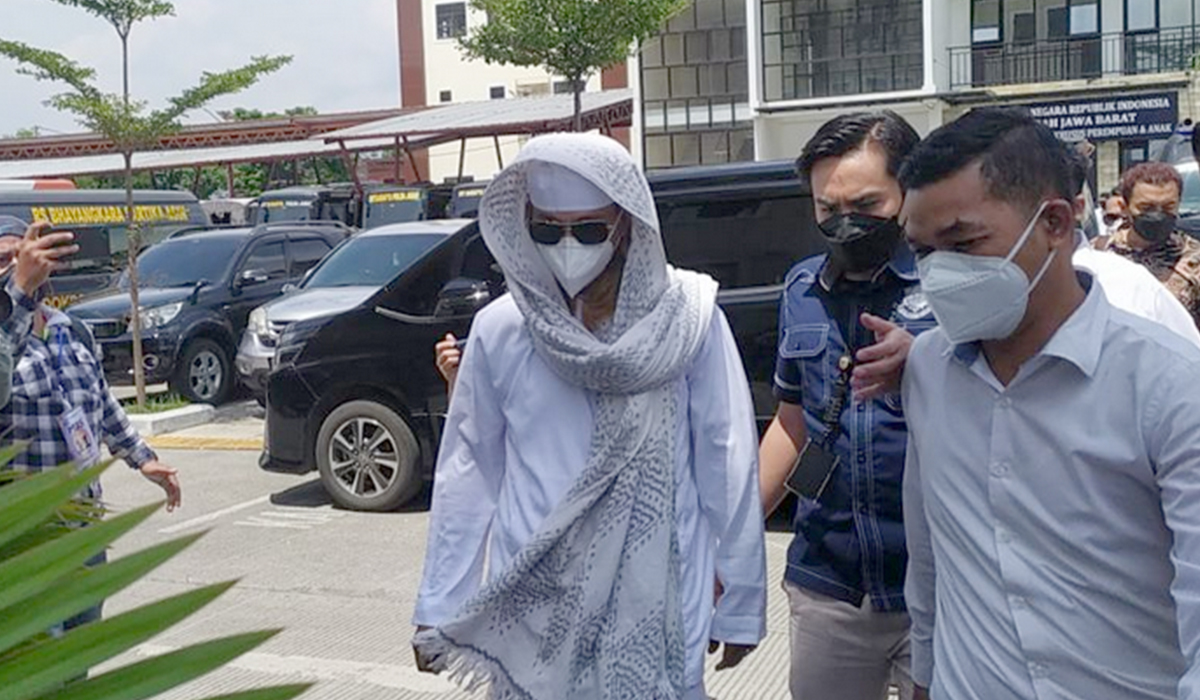 Bahar Smith saat mendatangi Gedung Direktorat Reserse Kriminal Umum Kepolisian Daerah (Polda) Jawa Barat