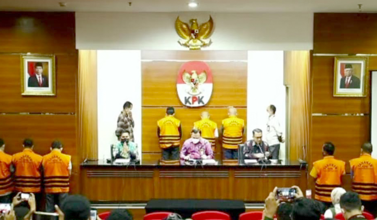 Tangkapan layar Youtube KPK dalam konferensi pers pengumuman penetapan sembilan tersangka dalam operasi tangkap tangan (OTT) terhadap Wali Kota Bekasi Rahmat Effendi dan kawan-kawan, di Gedung Merah Putih KPK