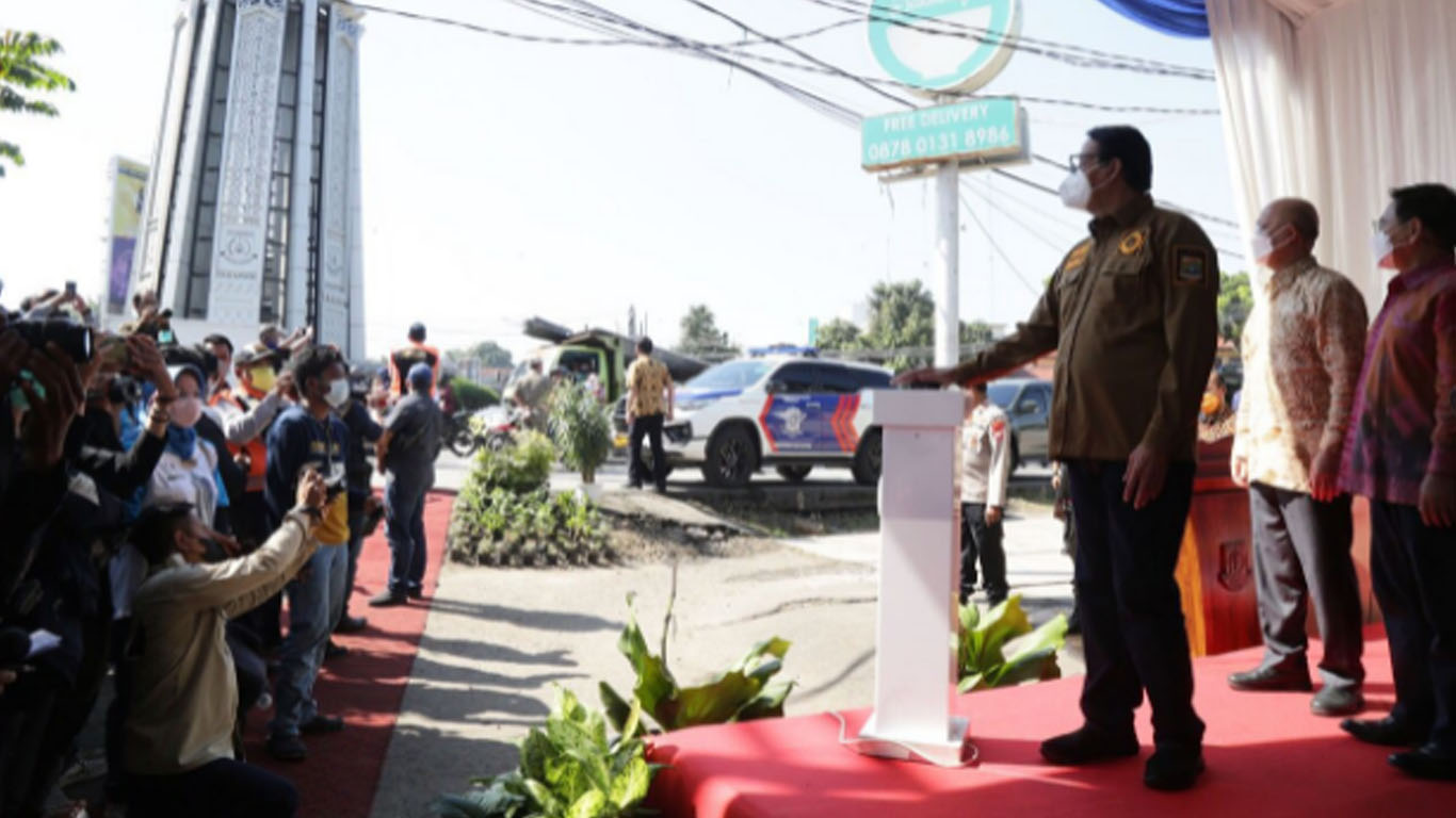 Gubernur Banten Wahidin Halim, saat meresmikan Tugu Pamulang di Kelurahan Pamulang Barat, Kecamatan Pamulang, Kota Tangerang Selatan