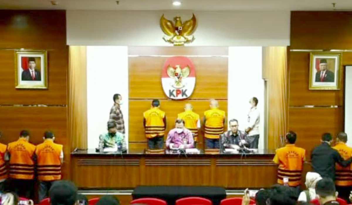 Tangkapan layar Youtube KPK dalam konferensi pers pengumuman penetapan sembilan tersangka hasil operasi tangkap tangan (OTT) terhadap Wali Kota Bekasi Rahmat Effendi dan kawan-kawan, di Gedung Merah Putih KPK