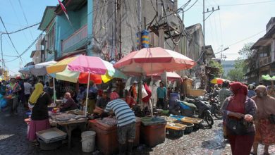 Warga mengunjungi Pasar Pabean, Surabaya, Jawa Timur, Selasa (24/8/2021) saat Pembatasan Kegiatan Masyarakat (PPKM) Level 3.