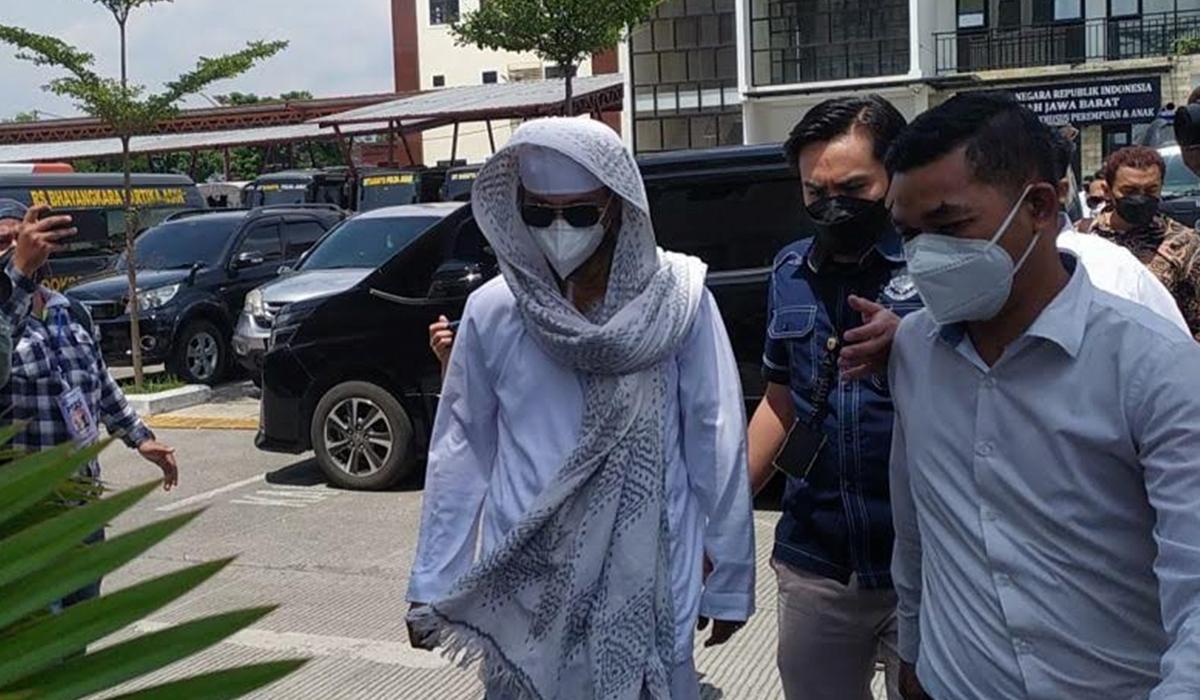 Bahar Smith saat mendatangi Gedung Direktorat Reserse Kriminal Umum Kepolisian Daerah (Polda) Jawa Barat