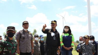 Menteri Pertanian Syahrul Yasin Limpo (Ketiga Kiri), Memastikan Perkembangan Lahan Pertanaman Jagung Di Kecamatan Binamo, Kabupaten Jeneponto, Sulawesi Selatan Dalam Kondisi Yang Sangat Bagus