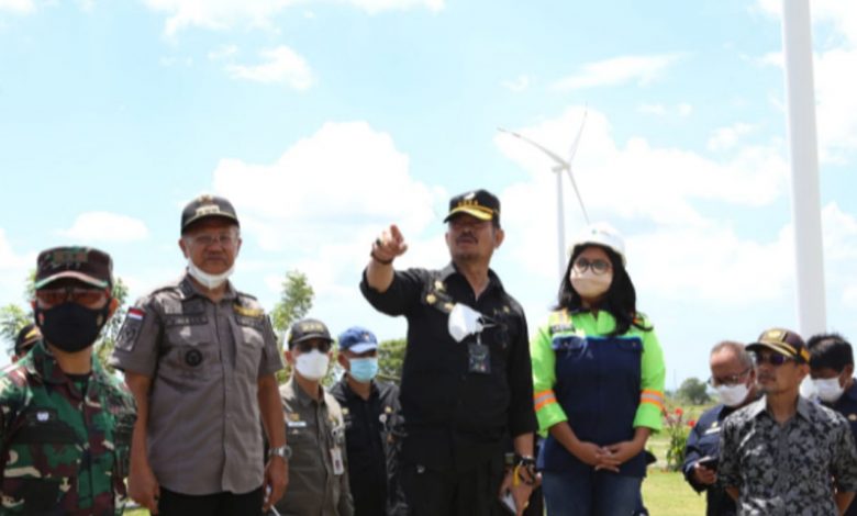 Menteri Pertanian Syahrul Yasin Limpo (ketiga kiri), memastikan perkembangan lahan pertanaman Jagung di Kecamatan Binamo, Kabupaten Jeneponto, Sulawesi Selatan dalam kondisi yang sangat bagus