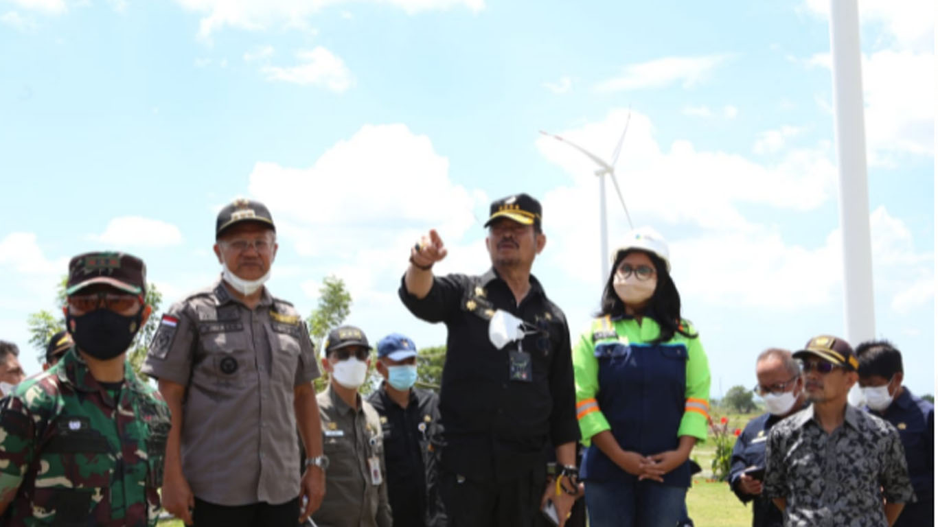 Menteri Pertanian Syahrul Yasin Limpo (ketiga kiri), memastikan perkembangan lahan pertanaman Jagung di Kecamatan Binamo, Kabupaten Jeneponto, Sulawesi Selatan dalam kondisi yang sangat bagus