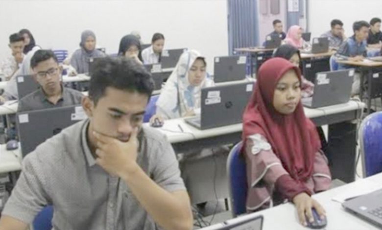 Calon mahasiswa mengikuti Ujian Tulis Berbasis Komputer (UTBK)