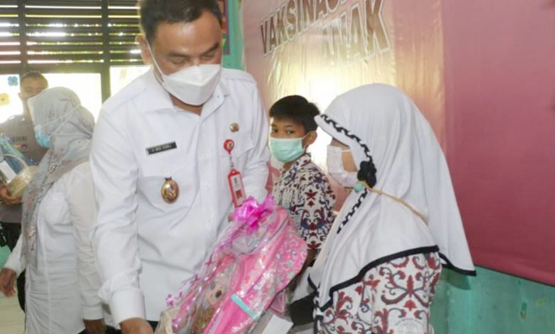 Wakil Bupati Tangerang H. Mad Romli ketika meninjau pelaksanaan vaksinasi anak usia 6-11 tahun di Sekolah Dasar Negeri (SDN) Mekar Bakti 1, Kecamatan Panongan, Rabu (5/1/2022)