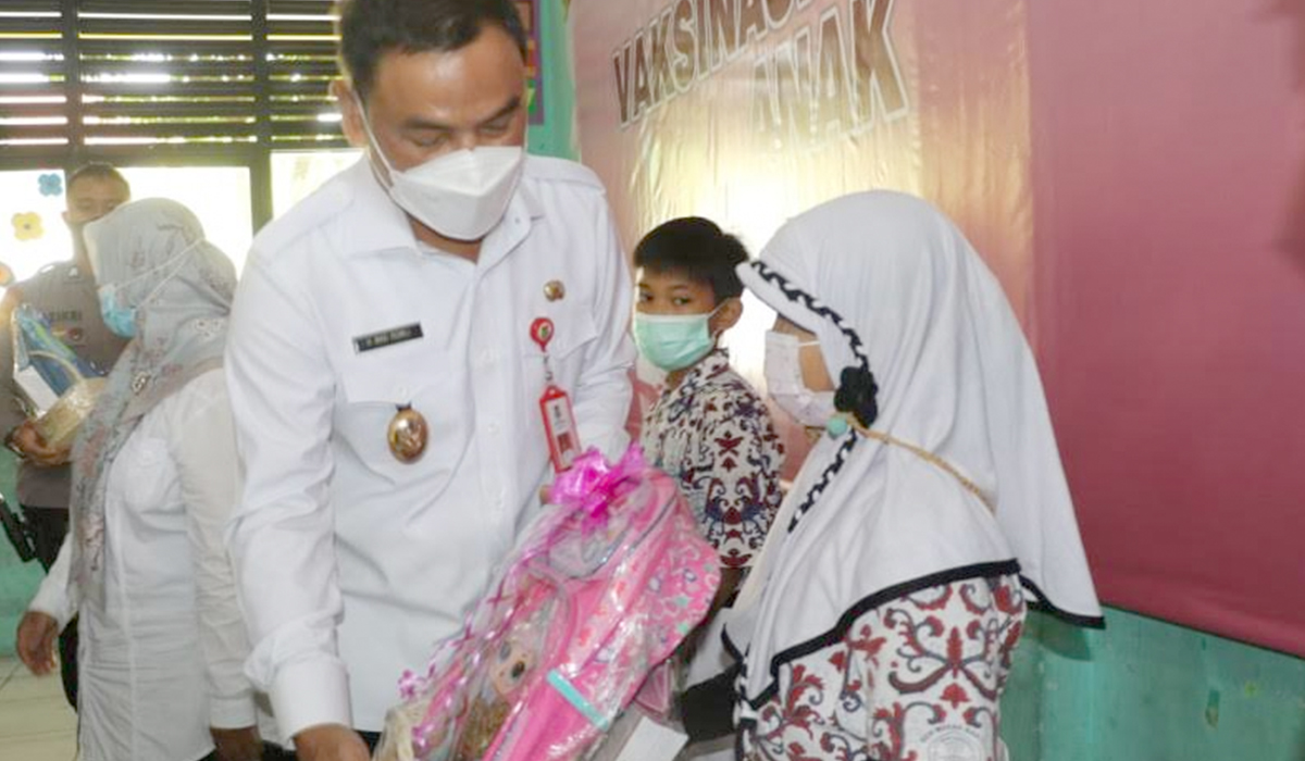 Wakil Bupati Tangerang H. Mad Romli ketika meninjau pelaksanaan vaksinasi anak usia 6-11 tahun di Sekolah Dasar Negeri (SDN) Mekar Bakti 1, Kecamatan Panongan, Rabu (5/1/2022)