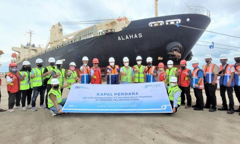 PT Pelindo Multi Terminal (SPMT), salah satu subholding Pelindo, mulai tanggal 1 Januari 2022 resmi beroperasi di Terminal Pelabuhan Dumai, Riau