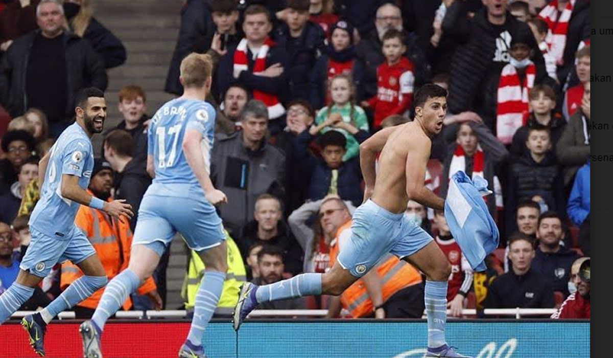 Gelandang Manchester City Rodri Hernandez (kanan) melakukan selebrasi seusai mencetak gol penentu kemenangan atas Arsenal dalam laga lanjutan Liga Inggris di Stadion Emirates, London, Inggris, Sabtu (1/1/2021).