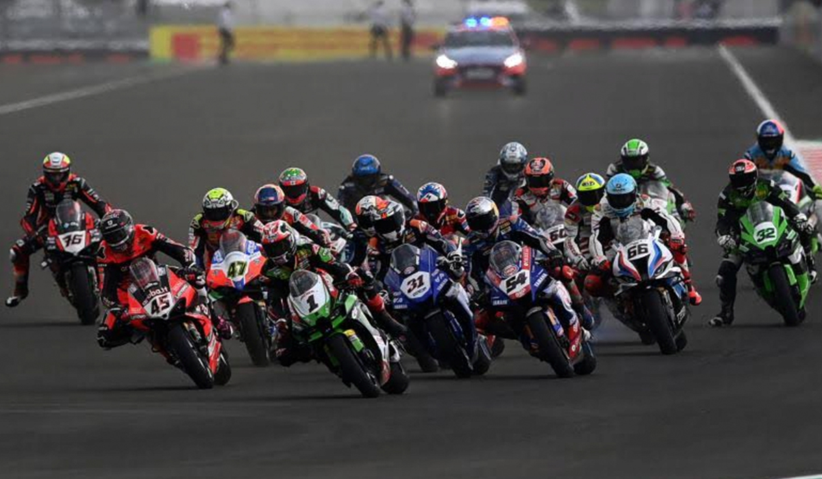 Ilustrasi - Sejumlah pembalap memacu motornya dalam race 1 WorldSBK seri Indonesia 2021 di Pertamina Mandalika International Street Circuit, Lombok Tengah, Nusa Tenggara Barat (NTB), Minggu (21/11/2021). Dalam race tersebut pembalap tim Pata Yamaha With Brixx WorldSBK Toprak Razgatlioglu berhasil menjadi juara dunia WorldSBK 2021