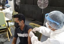 Dokumentasi - Warga menerima vaksinasi di salah satu sentra vaksinasi di Jakarta Selatan
