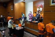 Tangkapan layar barang bukti uang Rp5,7 miliar dalam operasi tangkap tangan kasus dugaan tindak pidana korupsi pengadaan barang dan jasa serta lelang jabatan Pemerintah Kota Bekasi, Jawa Barat, yang diperlihatkan dalam jumpa pers di Gedung KPK