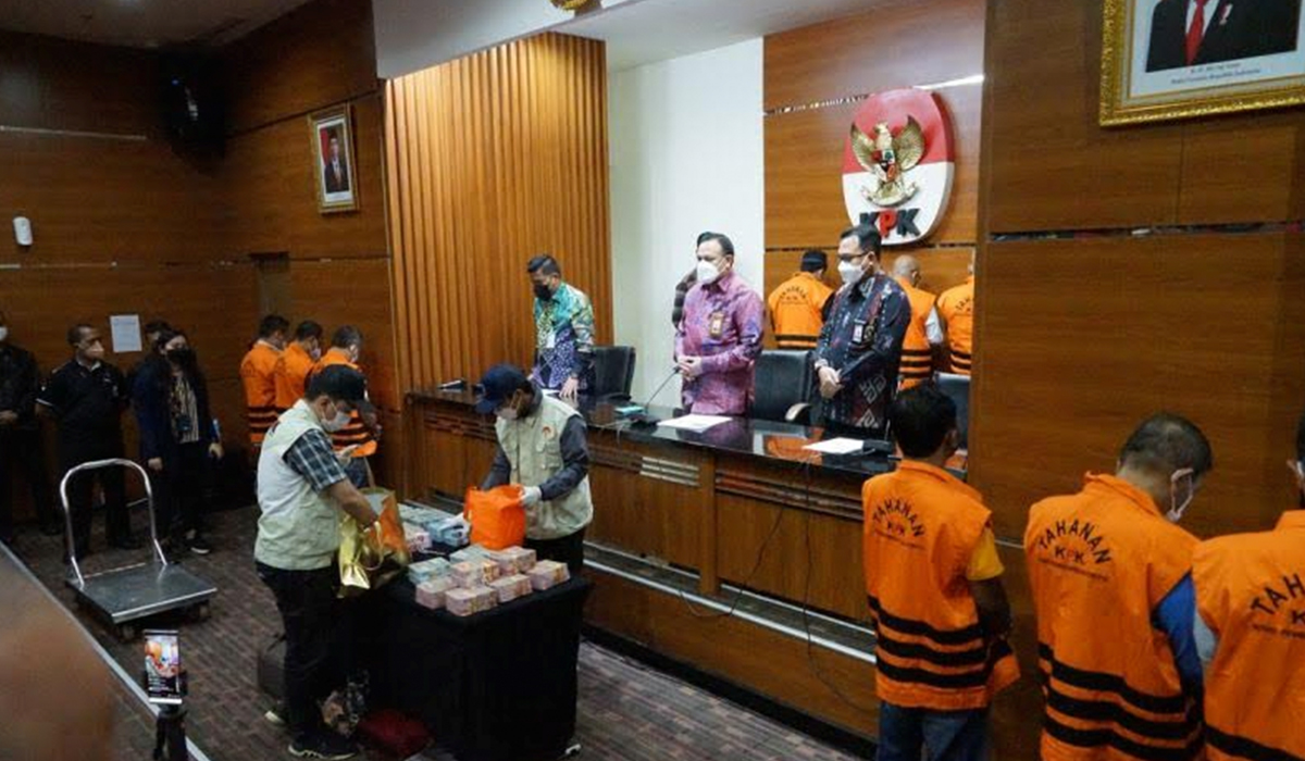 Tangkapan layar barang bukti uang Rp5,7 miliar dalam operasi tangkap tangan kasus dugaan tindak pidana korupsi pengadaan barang dan jasa serta lelang jabatan Pemerintah Kota Bekasi, Jawa Barat, yang diperlihatkan dalam jumpa pers di Gedung KPK