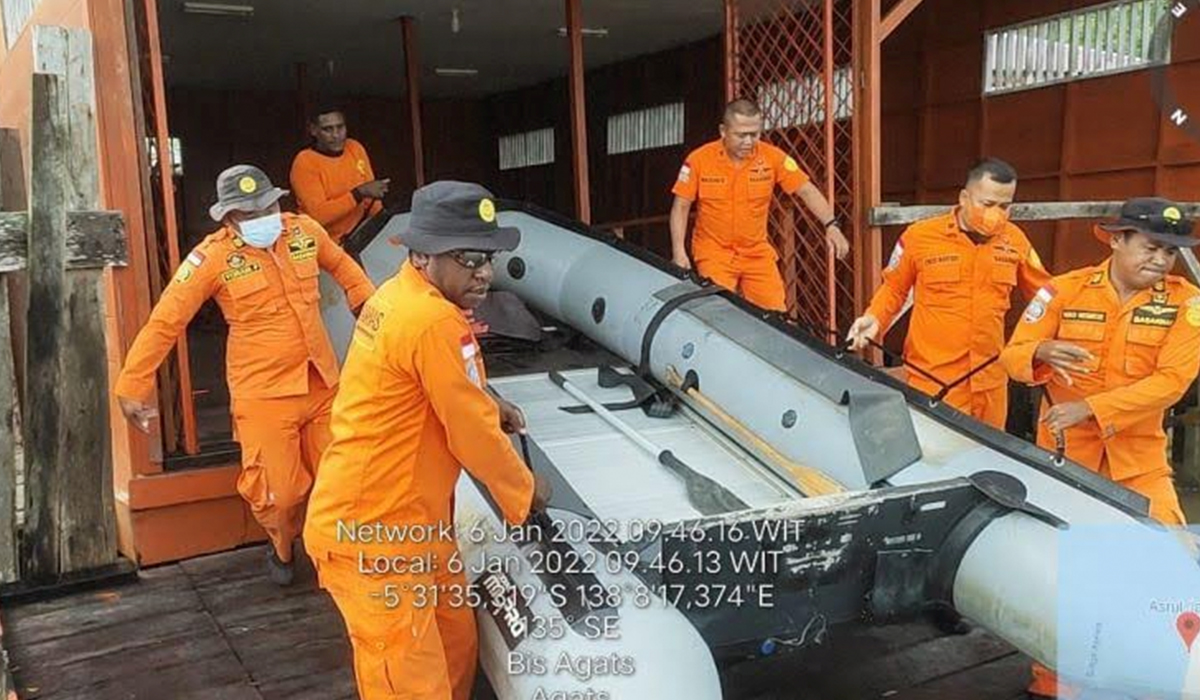 Tim SAR Kabupaten Asmat mencari keberadaan pemuda yang hilang saat mancing akibat terseret arus SUngai Suru-Suru