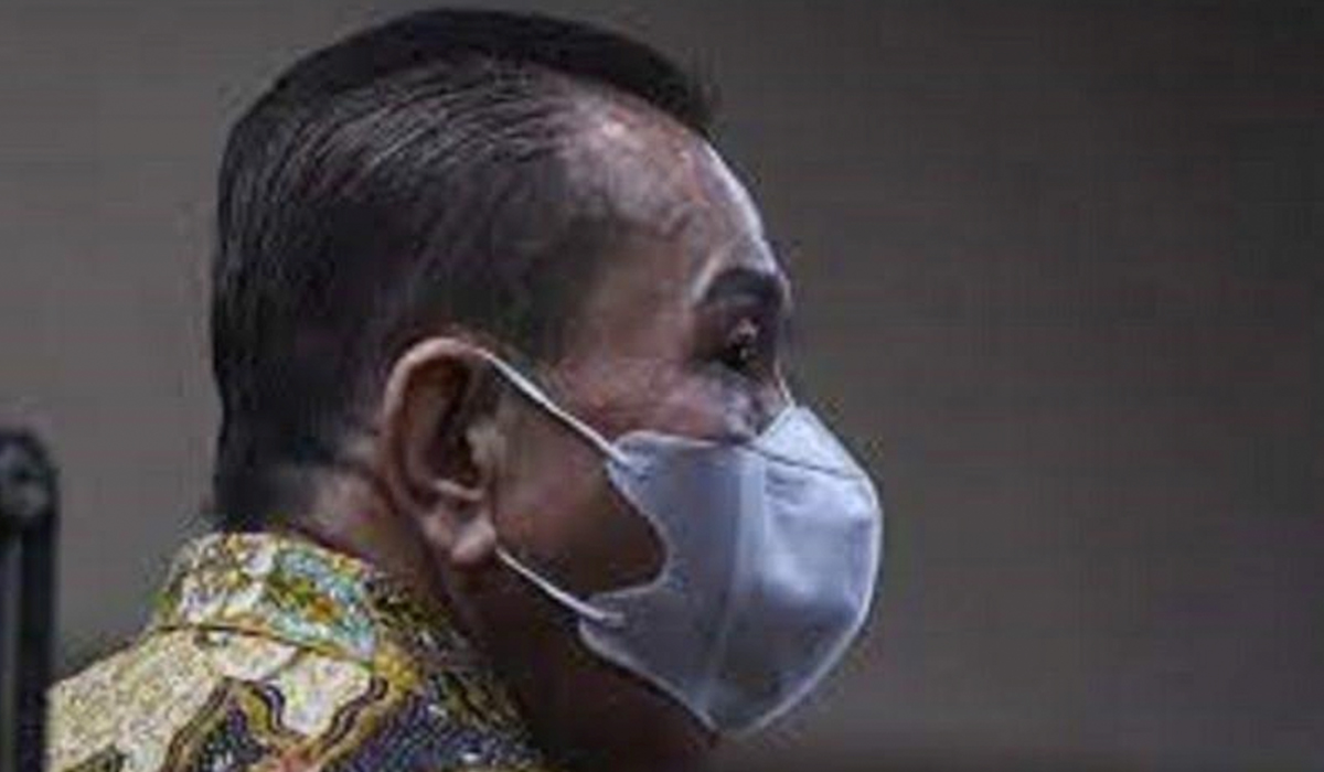 Terdakwa kasus pemberian suap kepada penegak hukum dan pemufakatan jahat Djoko Tjandra menjalani sidang pembacaan putusan di Pengadilan Tipikor, Jakarta, Senin (5/4/2021). Terpidana kasus "cassie" Bank Bali itu divonis 4,5 tahun penjara dan Rp100 juta subsider 6 bulan kurungan oleh majelis hakim karena terbukti memberi suap kepada jaksa Pinangki Sirna Malasari, Irjen Pol. Napoleon Bonaparte, dan Irjen Pol. Prasetijo Utomo serta melakukan pemufakatan jahat terkait dengan pengurusan fatwa Mahkamah Agung. ANTARA FOTO/Hafidz Mubarak A./hp.