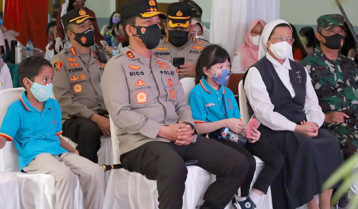 Kapolda Jatim Irjen Pol Nico Afinta duduk bersama anak-anak usai melakukan pengecekan vaksinasi Merdeka Anak usia 6-11 tahun di SD Katolik Santa Clara