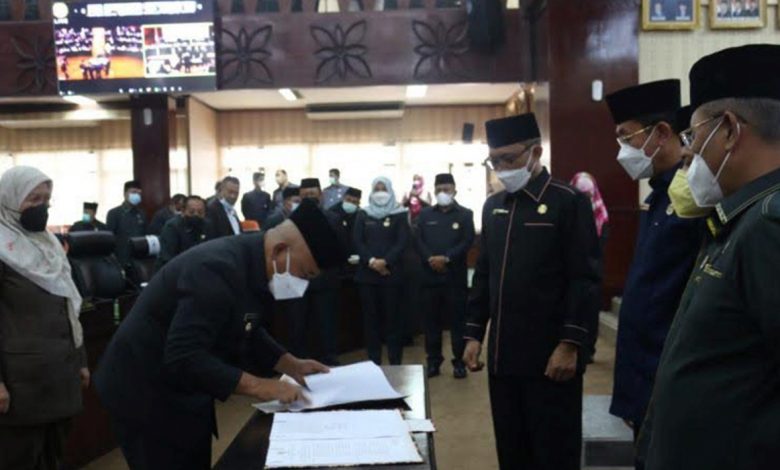 Wali Kota Bekasi Rahmat Effendi menandatangani kesepakatan pemerintah daerah dalam Rapat Paripurna di Gedung DPRD Kota Bekasi, Rabu