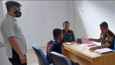 Penyidik Satuan Reserse Kriminal Polres Nagan Raya Aceh Menyerahkan Dua Tersangka Pemerkosaan Terhadap Seorang Anak Dibawah Umur Ke Kejaksaan Negeri Setempat, Di Kompleks Perkantoran Suka Makmue, Jumat (31/12/2021).