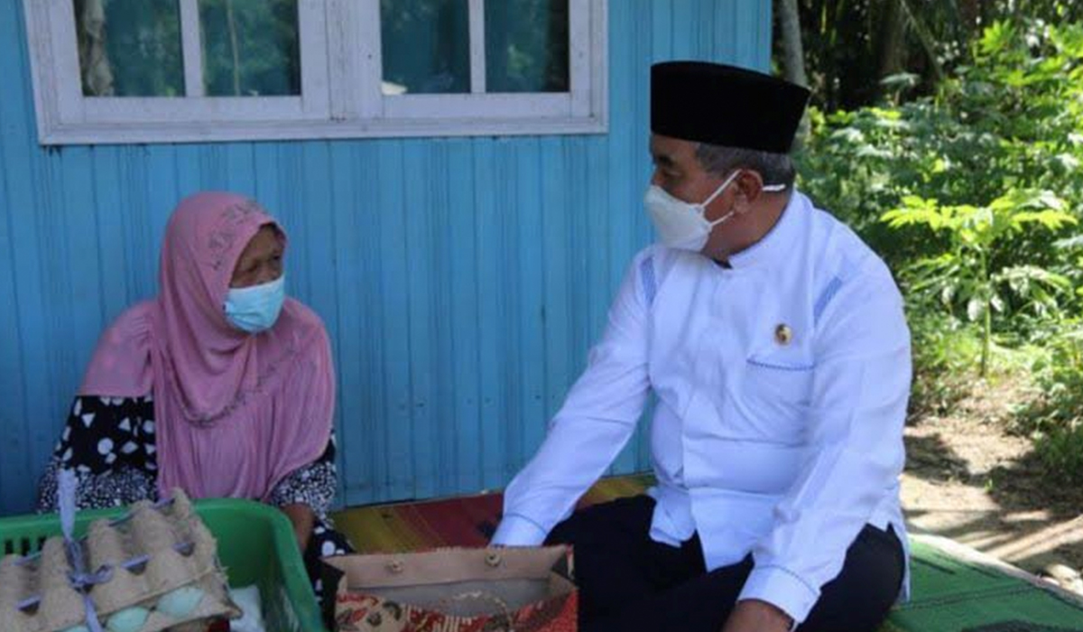 Bupati HSS, H Achmad Fikry bersama lansia asuh, Nenek Halimah