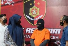 Terduga Pelaku Pemerkosa Dan Pelecehan Seksual Terhadap Anak Tirinya Berinisial Sb (Baju Oranye) Saat Ditanyai Oleh Kepolisian, Di Mapolresta Banda Aceh, Kamis (6/1/2022)